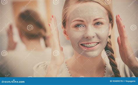 Femme Avec Le Masque Gris De Boue D Argile Sur Son Visage Photo Stock