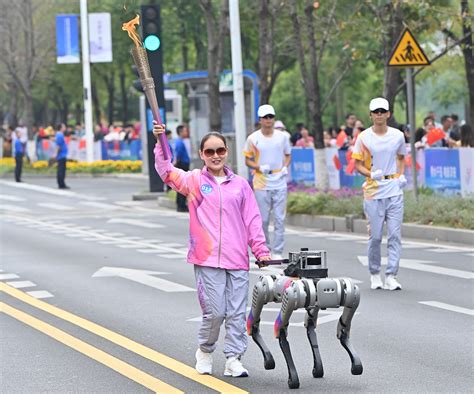 智能导盲犬宇树 B1 助力亚残运会火炬传递无畏黑暗点燃希望之光 极客公园