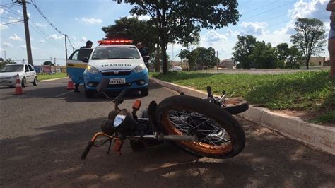 Motociclista sem capacete e na contramão sofre acidente ao fugir da PM