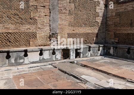 Antiguos baños públicos en Ostia Antica sitio arqueológico Roma