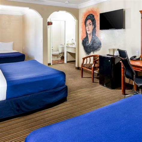 Hollywood Inn Express North™ Cheap Hotel near Hollywood Walk of Fame