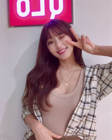 Sistar Bora Showcases Her Perfect Figure In A Low Cut Top Daily K