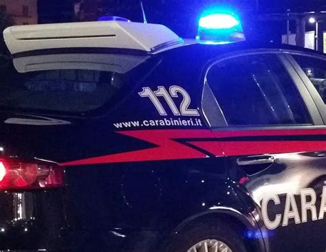 Controlli Dei Carabinieri A Scampia Rinvenute Droga E Armi