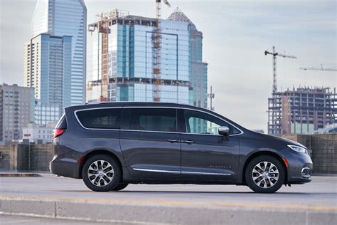 Chrysler Pacifica PHEV Number 100,000 Rolls Off the Assembly Line in ...