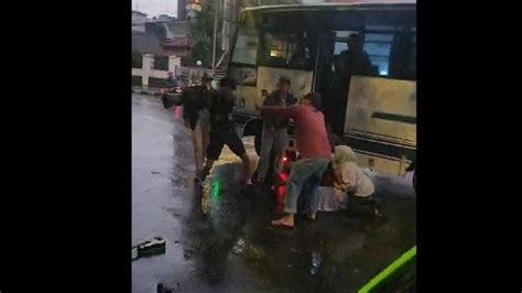 Detik Detik Keributan Pengamen Vs Sopir Bus Di Bogor Viral Aksi Ibu