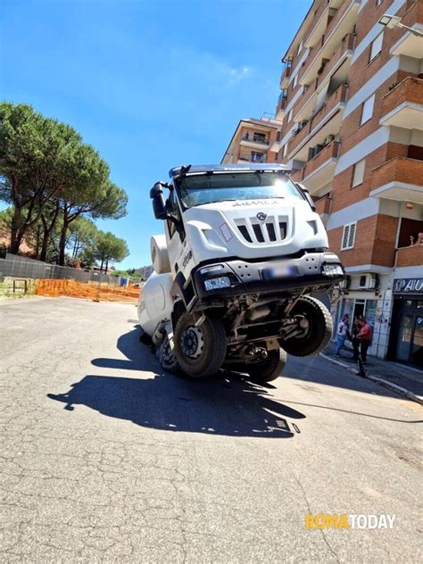 Via Sestio Menas Cede Ancora Betoniera Sprofonda A 10 Metri Dalla Maxi