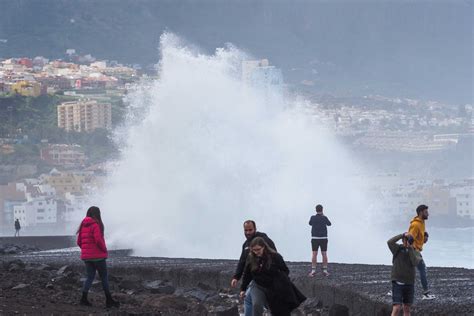 Dos Islas Canarias En Riesgo Por Oleaje