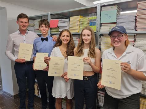 Generationenwechsel beim Bücherteam Startseite Uhland Gymnasium