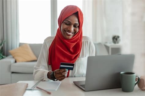 Conceito De Ebanking De Compras Remotas Mulher Mu Ulmana Feliz Sentada