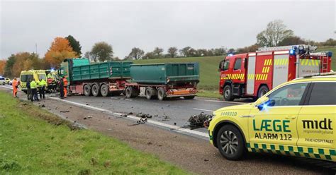 Lastbiler Og Personbiler Brager Sammen P Motortrafikvej