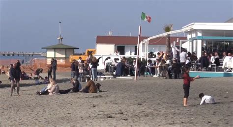 Ostia Folla In Spiaggia In Una Giornata Dal Sapore Primaverile L Alta