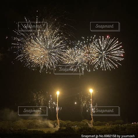 夜空に打ち上げられる花火の写真・画像素材 6982158 Snapmart（スナップマート）