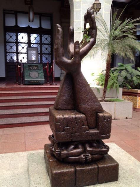 Nosotros Vimos El Monumento De Paz Estatua En El Palacio National De La