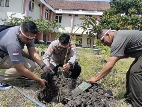 Tanam Pohon Wujud Komitmen Polresta Malang Kota Hijaukan Lingkungan