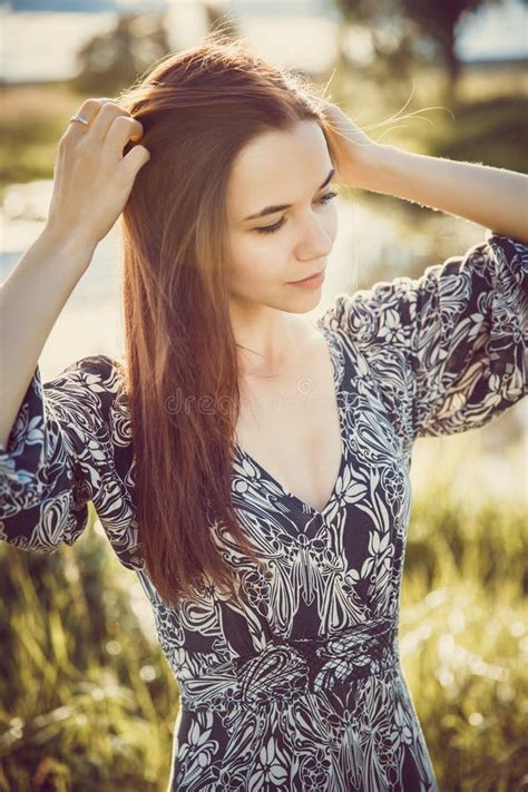 Retrato De Uma Menina Bonita Nova Em Um Vestido Longo Imagem De Stock