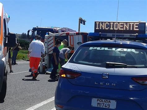 Quartu Brutto Incidente Sulla Ambulanza Si Ribalta Dopo Lo