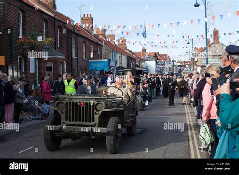 Sheringham Norfolk Uk 17th September 2017 Hundreds Of People Turn Out Dressed Up In Vintage