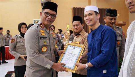 Kapolda DIY Serahkan Penghargaan Kepada Para Pemenang Grebeg Ramadhan