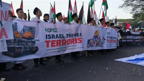 Kecam Penjajahan Israel Ribuan Warga Malang Gelar Aksi Damai Dukung