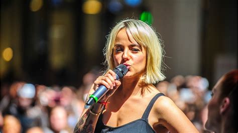 VOICI Alizée publie un nouveau cliché de sa fille Maggy qui fait fondre