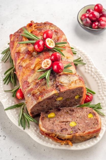 Terrina De Cerdo Con Cerezas Pistachos Y Pollo Foto Premium