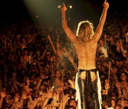 Van Halen David Lee Roth Em Poses Femininas