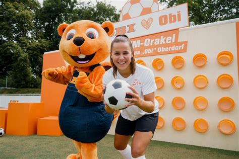 OBI hoch zwei Fußball Nationalspielerin Lena Oberdorf wird OBI Marken