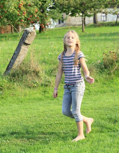 15+ Little girl barefoot grass Free Stock Photos - StockFreeImages