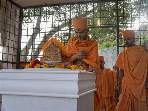 18 October 2016 HH Mahant Swami Maharaj S Vicharan Dhari India