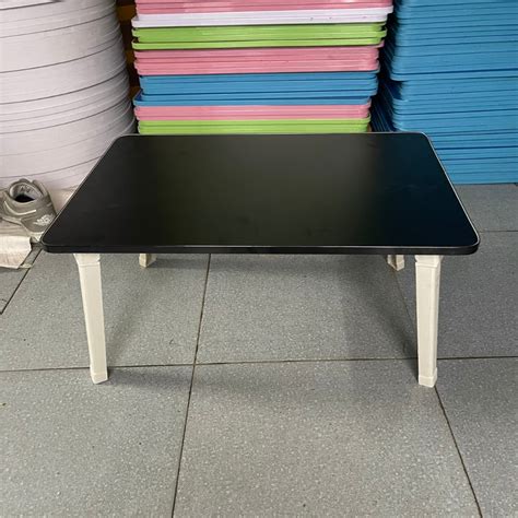 ban hoc gap gon mini mat  chan nhua thong minh ngoi bet de giuong