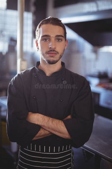 Retrato Del Barista Masculino Joven Confiado Que Se Coloca Con Los