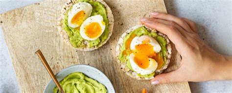 Rijstwafels Met Avocado En Ei Gezonde Lunch Van PuurFiguur