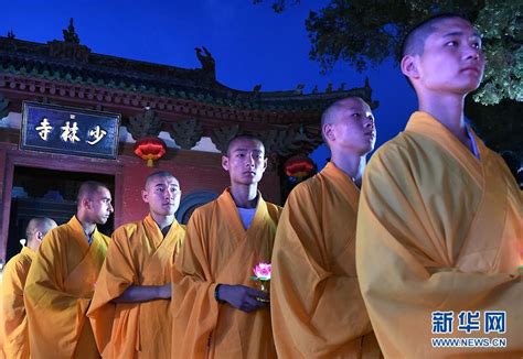 少林寺办传灯大典 寺僧众手持莲花和平心灯祈愿少林寺办传 社会资讯 川北在线