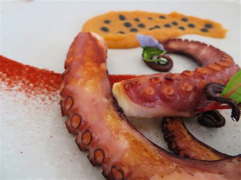 Pulpo con parmentier de pimentón y alioli negro RootsandCook