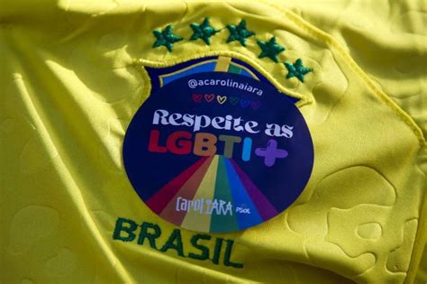 Parada LGBT de São Paulo reúne multidão nas cores verde e amarelo