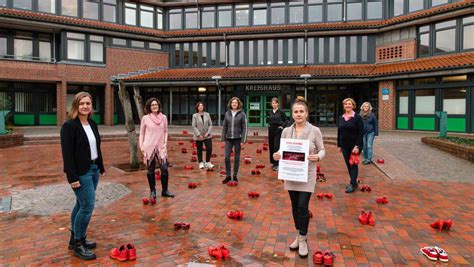 Aktion Im Lk Oldenburg Paar Rote Schuhe Als Zeichen Gegen Gewalt