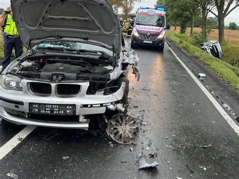 Zderzenie dwóch osobówek i busa na krajowej 38 Dwie osoby trafiły do