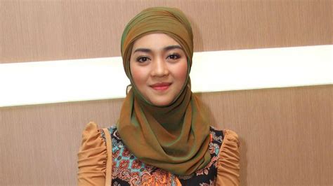 Inspirasi Gaya Hijab Cantik Nuri Maulida Photo