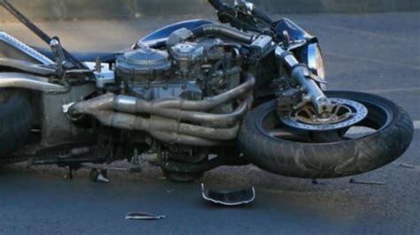 Un motociclist a murit după ce a intrat într un tractor care cară lemne