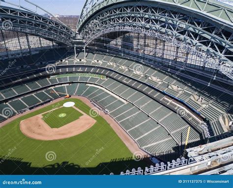 Milwaukee Brewers Stadium, American Family Field Editorial Image - Image of venue, field: 311137375