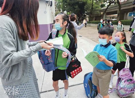 小學促攜棒回校證陰性 教局叫停 醫生憂假陰性釀交叉感染 校方：今改查家長簽名 20220420 港聞 每日明報 明報新聞網