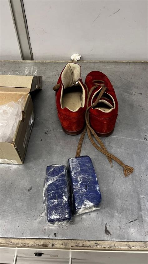 Pol Cia Federal Apreende Droga Escondida Em Sapatos No Aeroporto De