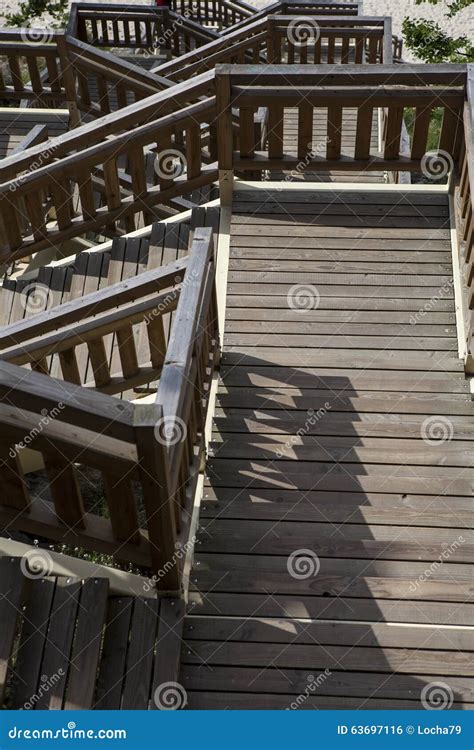 Escadas De Madeira Na Praia Em Miedzyzdroje Foto De Stock Imagem De