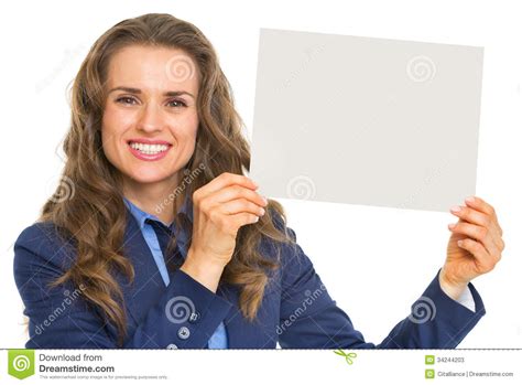 Mujer De Negocios Sonriente Que Muestra La Hoja Del Papel En Blanco