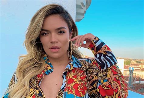 Karol G destrona a Shakira con la foto en bikini más vista 7 millones