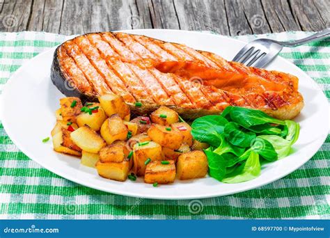 Bistecca Di Color Salmone Arrostita Con Le Patate Fritte Vista