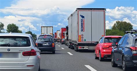 HAK Kolnici Su Mokri I Skliski Na Dijelu Cesta Promet Usporen Zbog