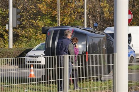 Wroc Aw Wypadek Trzech Aut Na Lotniczej Cz Owiek Zakleszczony W