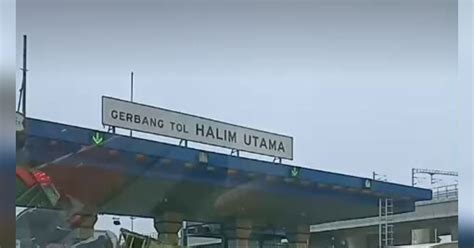 Kendaraan Kecelakaan Beruntun Di Pintu Gt Halim Utama Arah Tol Dalam