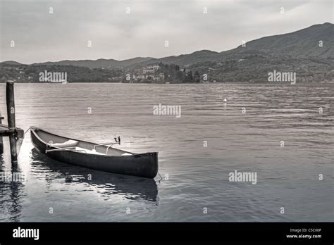 Foto Retro Con Una Lancha En El Lago De Orta Y Vistas De La Isla De San